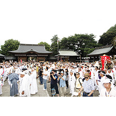 発輿祭で須賀神社境内に集う神輿と氏子崇敬者